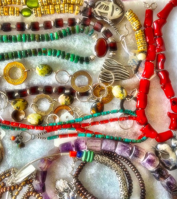 Quels types de bijoux en verre soufflé pour rehausser un look de tous les jours?