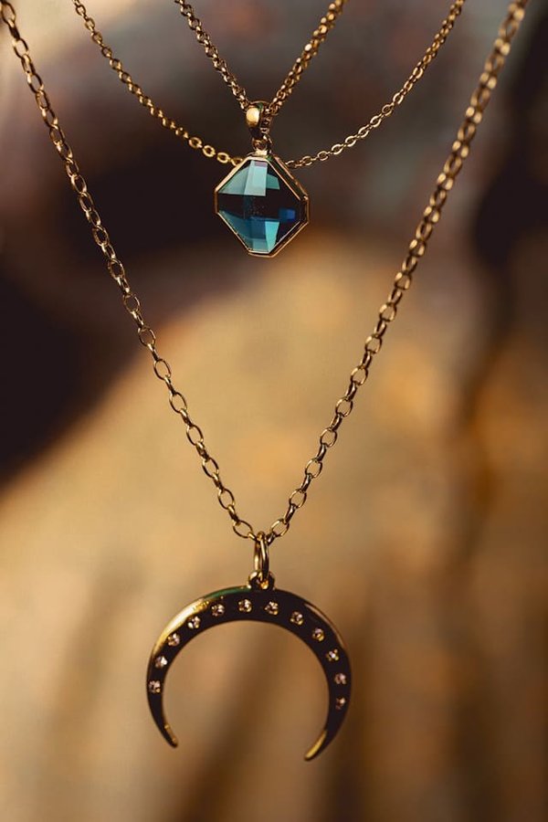 Quelles options de bijoux de front sont disponibles pour une tenue inspirée de la mode indienne?